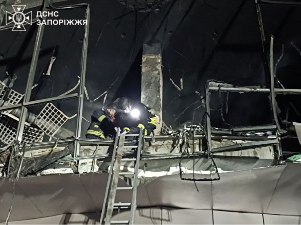 Упродовж ночі окупанти обстрілювали громадську інфраструктуру  Запоріжжя, виникли пожежі1