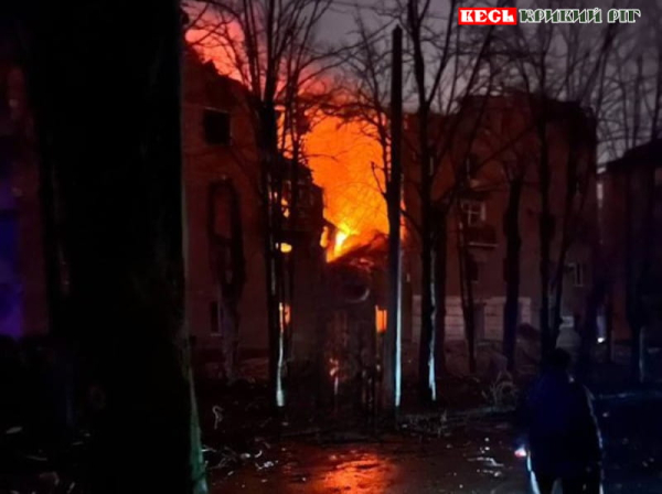 Житлова багатоповерхівка палає після ракетного удару по Кривому Рогу