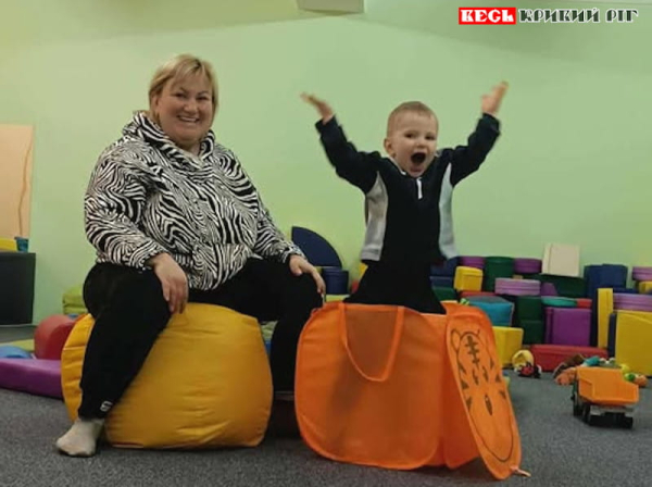 Ірина Комарова з сином у власному дитсадочку в Кривому Розі