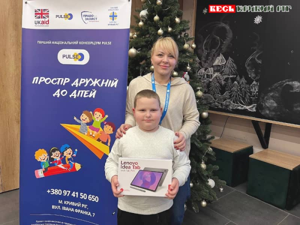 Планшет хлопчику-переселенцю подарував Карітас Кривий Ріг