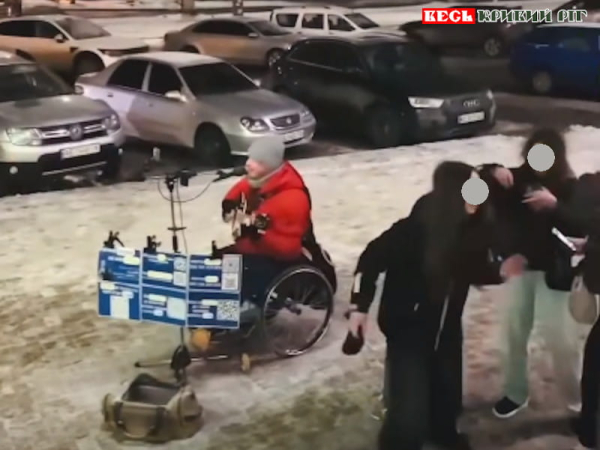 Іван Заміга на візку дає концерт на вулиці в Кривому Розі, збираючи кошти для ЗСУ