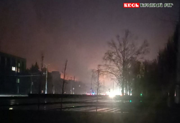 Нічний проспект Металургів в Кривому Розі без зовнішнього освітлення