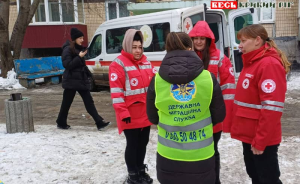 Міграційна служба на місці прильоту шахеда по 9-поверхівці в Кривому Розі