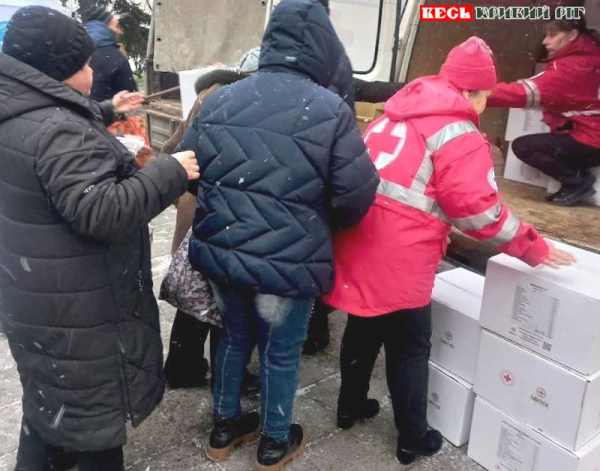 Проднабори видавав постраждалим в Кривому Розі від ракетного удару Червоний Хрест