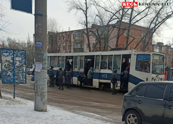 Пасажири сідають до трамваю №14 на вул. Соборності в Кривому Розі
