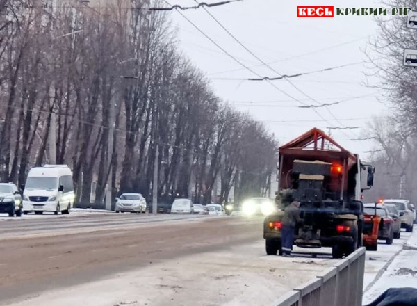 Снігоприбиральна техніка працює на пр. Миру в Кривому Розі