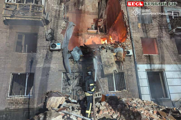 Рятувальники на місці ракетного удару по будинку в Кривому Розі