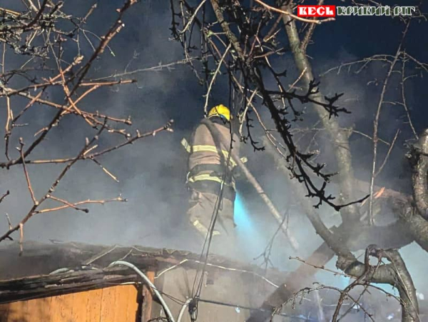 Рятувальники приборкують пожежу після удару шахедом по Кривому Рогу