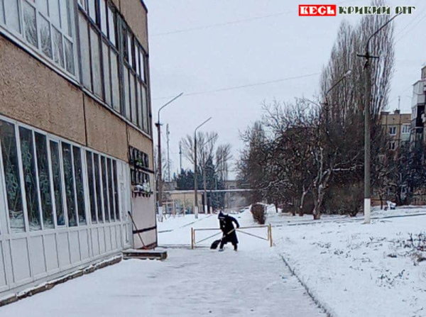 Прибирання снігу на території Криворізької гімназії №21