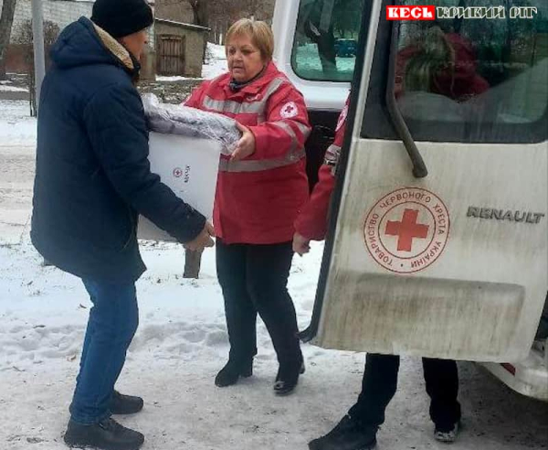 Роздача гуманітарки Червоним Хрестом в Зеленодольську Криворізького району