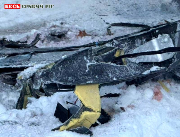 Уламки ворожого дрона на снігу