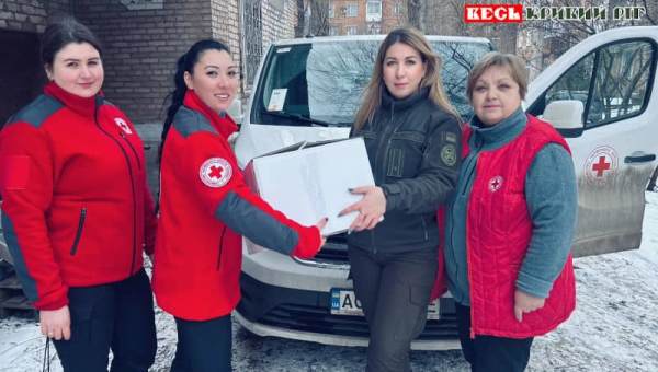 Волонтери Червоного Хреста передають одяг для ув&rsquo;язнених в СІЗО в Кривому Розі