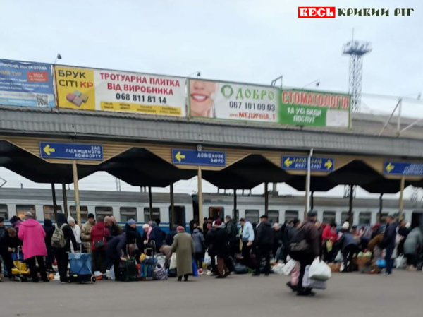 Перон приміських потягів вокзалу Кривий Ріг - Головний