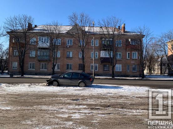 Заплющив очі на «секунду»:  на Карачунах Volkswagen протаранив стовп1