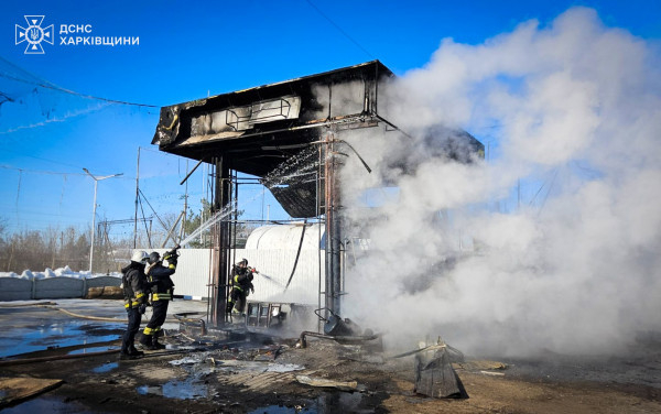 Атака російських безпілотників спричинила пожежу на АЗС на Харківщині: є постраждалий0