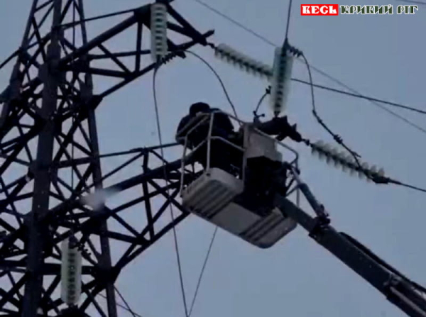 Ремонтні роботи після ворожого обстрілу на високовольтній лінії електромереж
