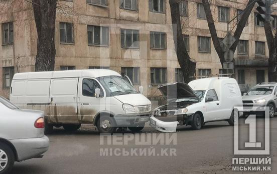 Дерева завадили огляду: на перехресті поблизу Трампарку зіштовхнулися дві автівки