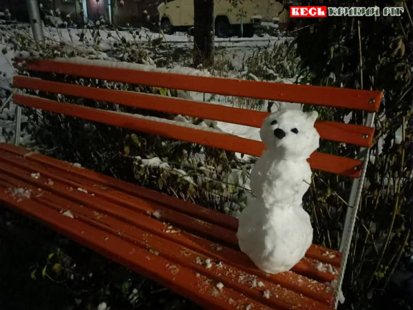 Сніговичок чекає на весну на лавочці в Кривому Розі