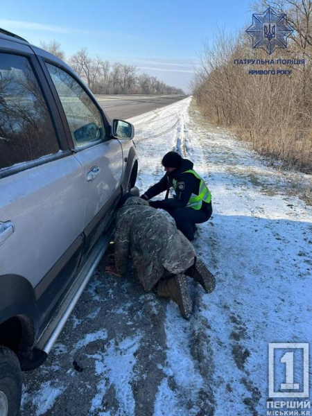 Допомога прийшла вчасно: на трасі Н11 криворізькі патрульні виручили водія з пробитим колесом1