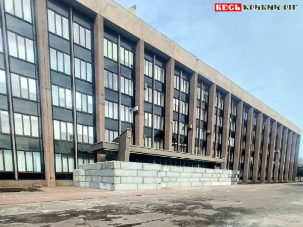 Бетонними блоками огородили вхід до мерії в Кривому Розі