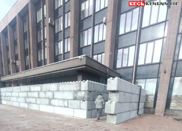 Бетонними блоками огородили вхід до мерії на пл. Молодіжній в Кривому Розі