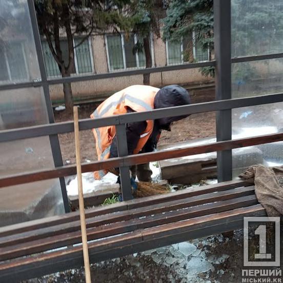 Хвиля вандалізму у Кривому Розі: невідомі розтрощили ще одну зупинку1