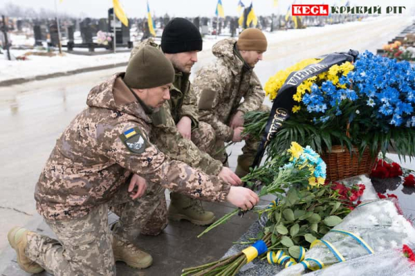 Побратими поклали квіти на могили полеглих криворізьких добровольців