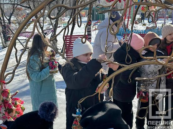 Яскраві обереги, символічне багаття та благодійні смаколики: у криворізькому парку «Щастя» проводжали зиму1