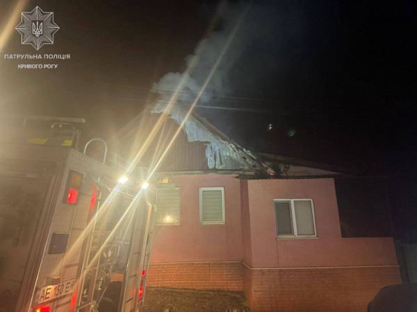 Криворізькі патрульні врятували чоловіка та попередили пожежу у приватному будинку1