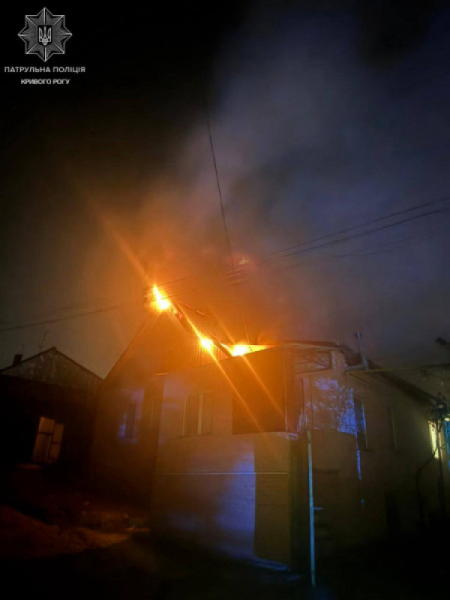 Криворізькі патрульні врятували чоловіка та попередили пожежу у приватному будинку0