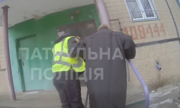 Криворізькі поліцейські допомогли літній жінці, яка впала під час вигулу собаки0