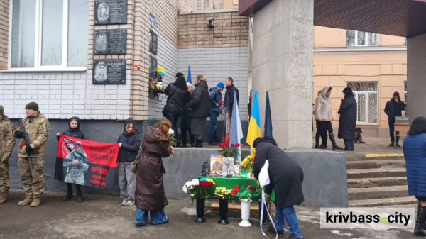 Меморіальні дошки на честь Героїв: у криворізькій гімназії вшанували полеглих випускників5