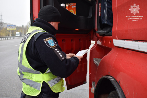 На Дніпропетровщині контролюють  безпеку  дорожнього руху під час перевезення вантажів3