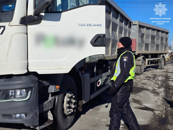 На Дніпропетровщині контролюють  безпеку  дорожнього руху під час перевезення вантажів4