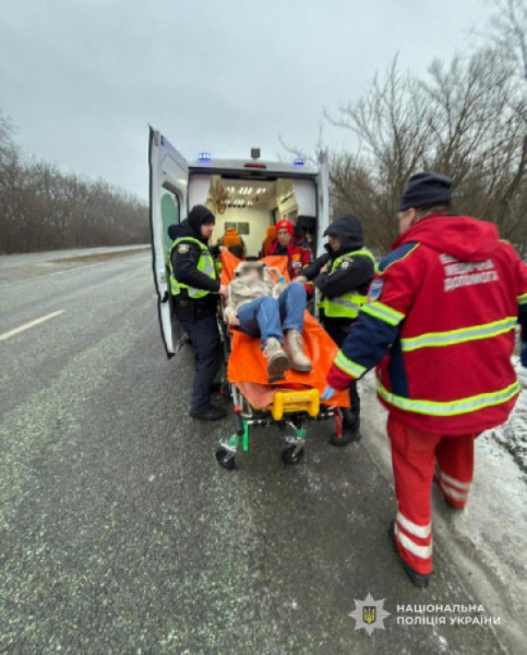 На Дніпропетровщині поліцейські врятували жінок після ДТП0