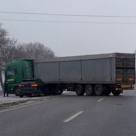 На трасі Дніпро-Кривий Ріг легковик влетів під фуру