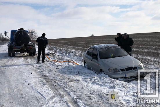 Не лишили сам на сам з бідою: на Криворіжжі поліцейські витягли авто зі снігово-льодової ями2