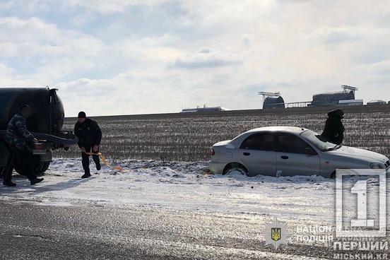 Не лишили сам на сам з бідою: на Криворіжжі поліцейські витягли авто зі снігово-льодової ями1
