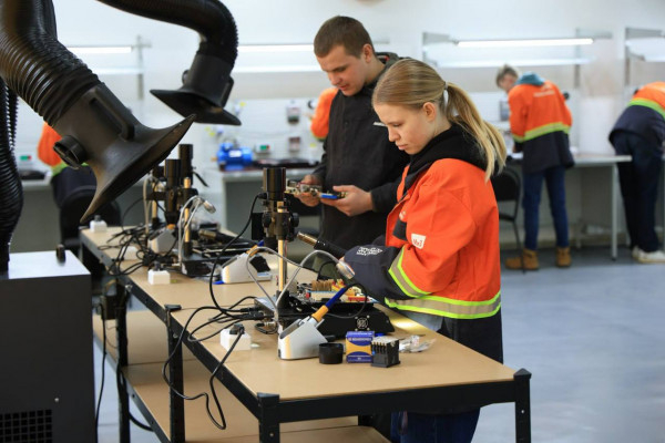 О. Вілкул: Для навчання молоді сучасним технологіям та перекваліфікації, у тому числі ветеранів та ВПО, у Кривому Розі відкрито навчальний центр для електриків7