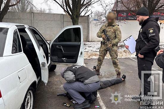 Пакунок мав піти за 2 тис доларів: на Дніпропетровщині чоловік намагався продати автомат біля ТЦ2