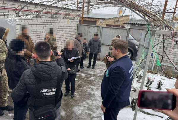 Пекло за дверима: у Дніпрі батьків-вихователів підозрюють у систематичних катуваннях дітей3