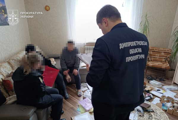 Пекло за дверима: у Дніпрі батьків-вихователів підозрюють у систематичних катуваннях дітей1