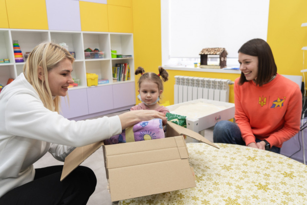 Посмішки в осередку Школи Супергероїв: криворізькі діти отримали індивідуальні подарунки4