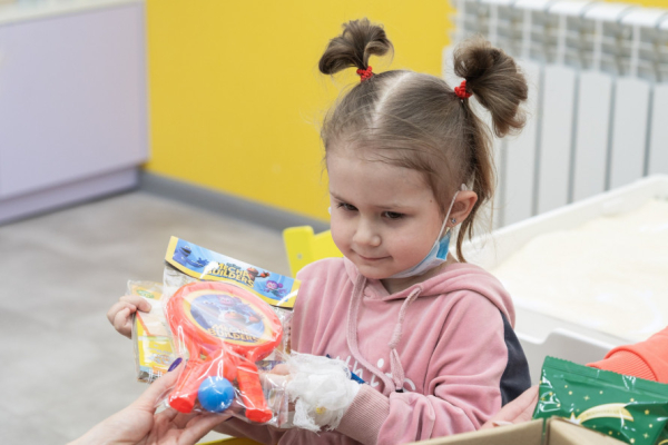 Посмішки в осередку Школи Супергероїв: криворізькі діти отримали індивідуальні подарунки1