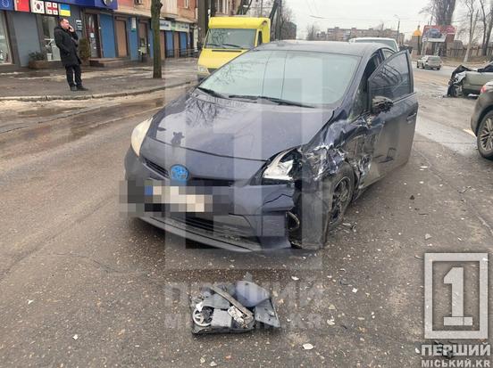 Розтрощило передки: на проспекті Миру зіткнулися Mercedes і Toyota1