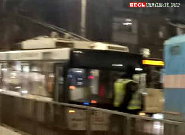 Тролейбус на нічній дорозі в Кривому Розі