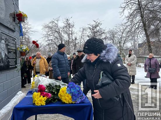 У Кривому Розі відкрили меморіальну дошку старшому лейтенанту Владиславу Боженку: він загинув, евакуюючи тіло побратима1