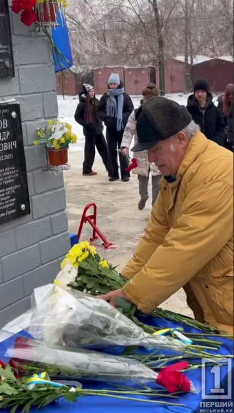 У Кривому Розі відкрили меморіальну дошку старшому лейтенанту Владиславу Боженку: він загинув, евакуюючи тіло побратима3