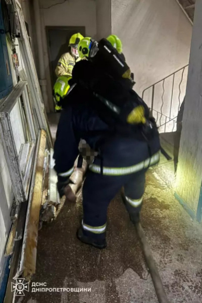 У Кривому Розі вогнеборці врятували на пожежі чоловіка2
