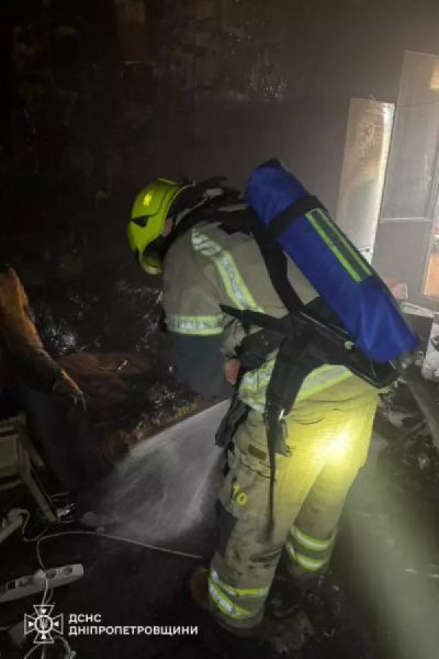 У Кривому Розі вогнеборці врятували на пожежі чоловіка1